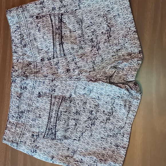 Bandolino Size 14 White and Black Design Shorts - Picture 2 of 5